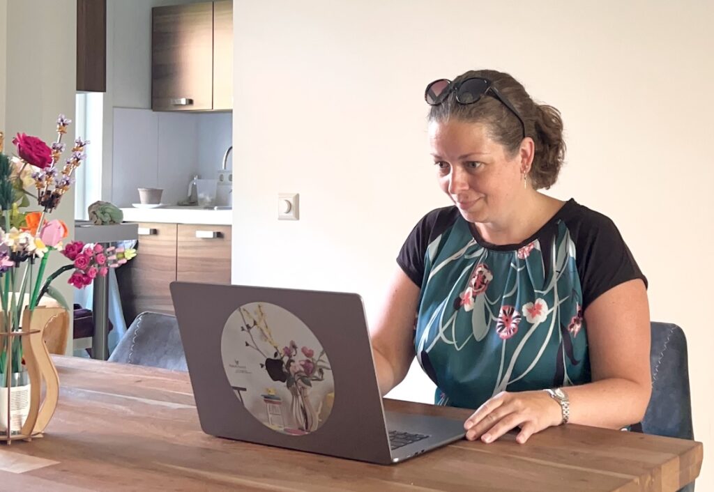 de sticker op deze laptop maakte ik met behulp van grote mensen speelgoed, want ik hou van gereedschap