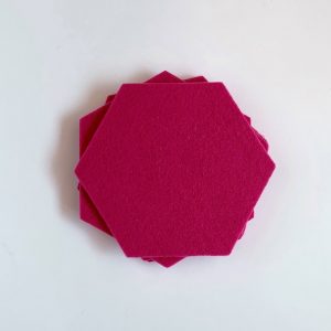 hexagon vilten onderzetters in een vrolijke roze kleur