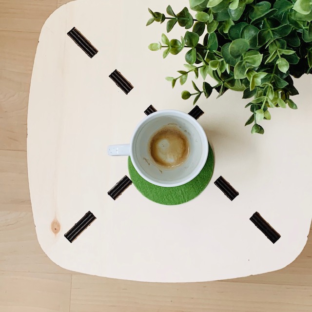 Houtmoed bijzettafel prachtig tafelblad met leeg kopje koffie