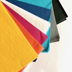 zijdepapier in acht verschillende kleuren om honingraat papier te maken