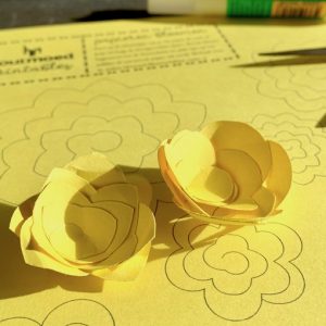 twee vormen van papieren bloemen gemaakt