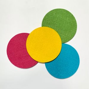 mix and match met deze set vilten onderzetters in vrolijke kleuren