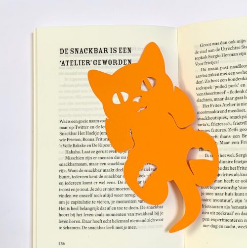 lekker lezen met deze vrolijke boekenlegger kitten