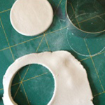 maak een ronde kleibodem, met bijv een koekjessteker of de bodem van een glas