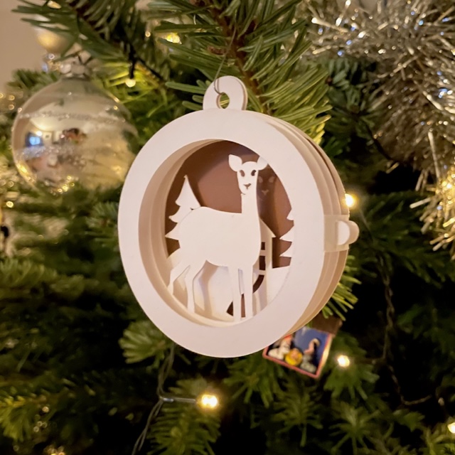 3D kerstbal van papier in de kerstboom