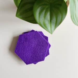 set van vier hexagoon onderzetters in de kleur paars