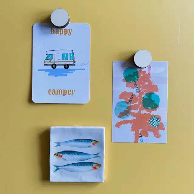 creëer een gezellige kunstwand met de plak en klak ronde kaarthouder